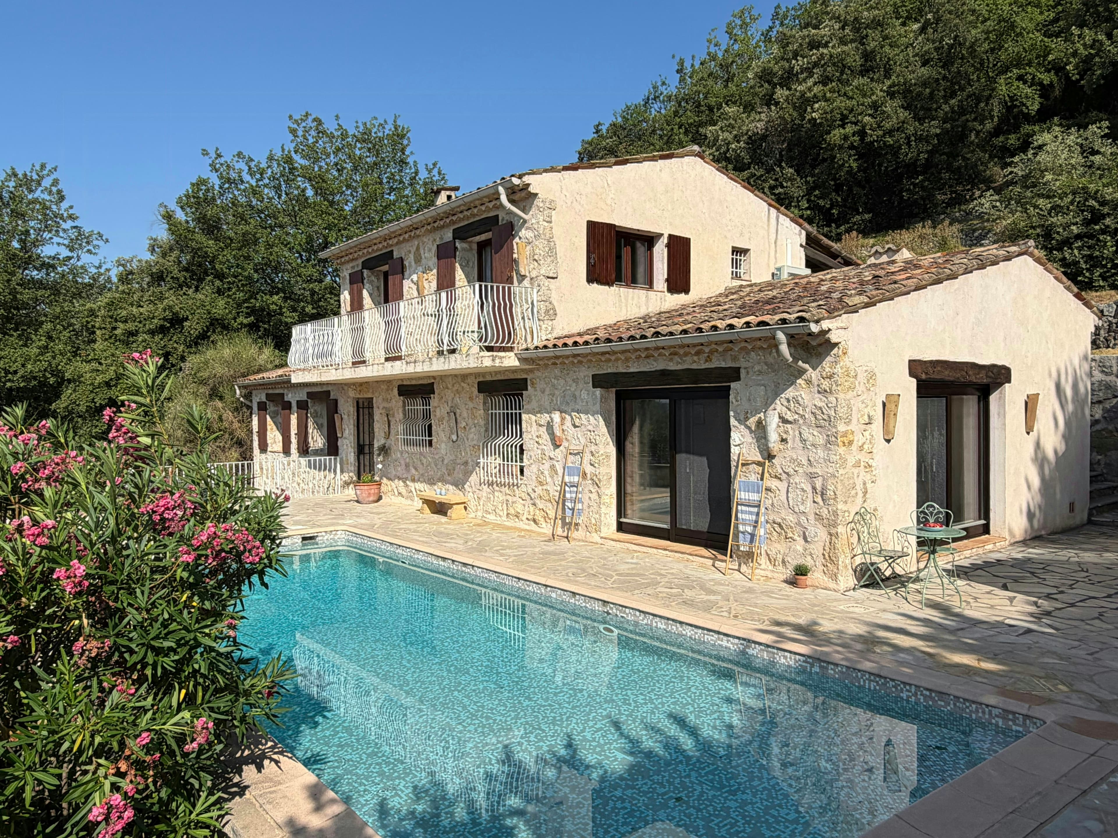 Villa mit Pool und Meerblick in der Nähe von Nizza