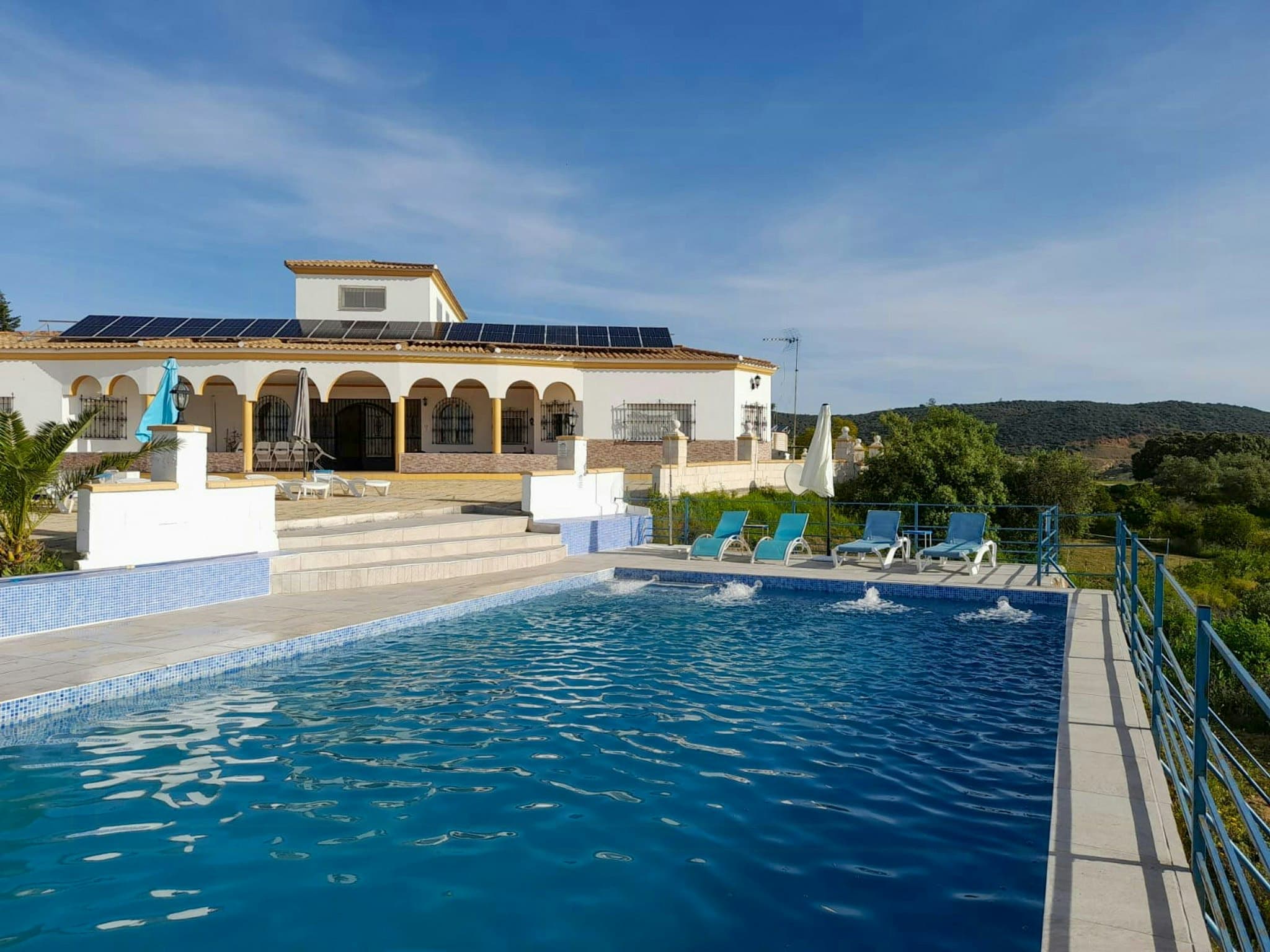 Villa inmitten von Olivenhainen mit Pool und Aussicht