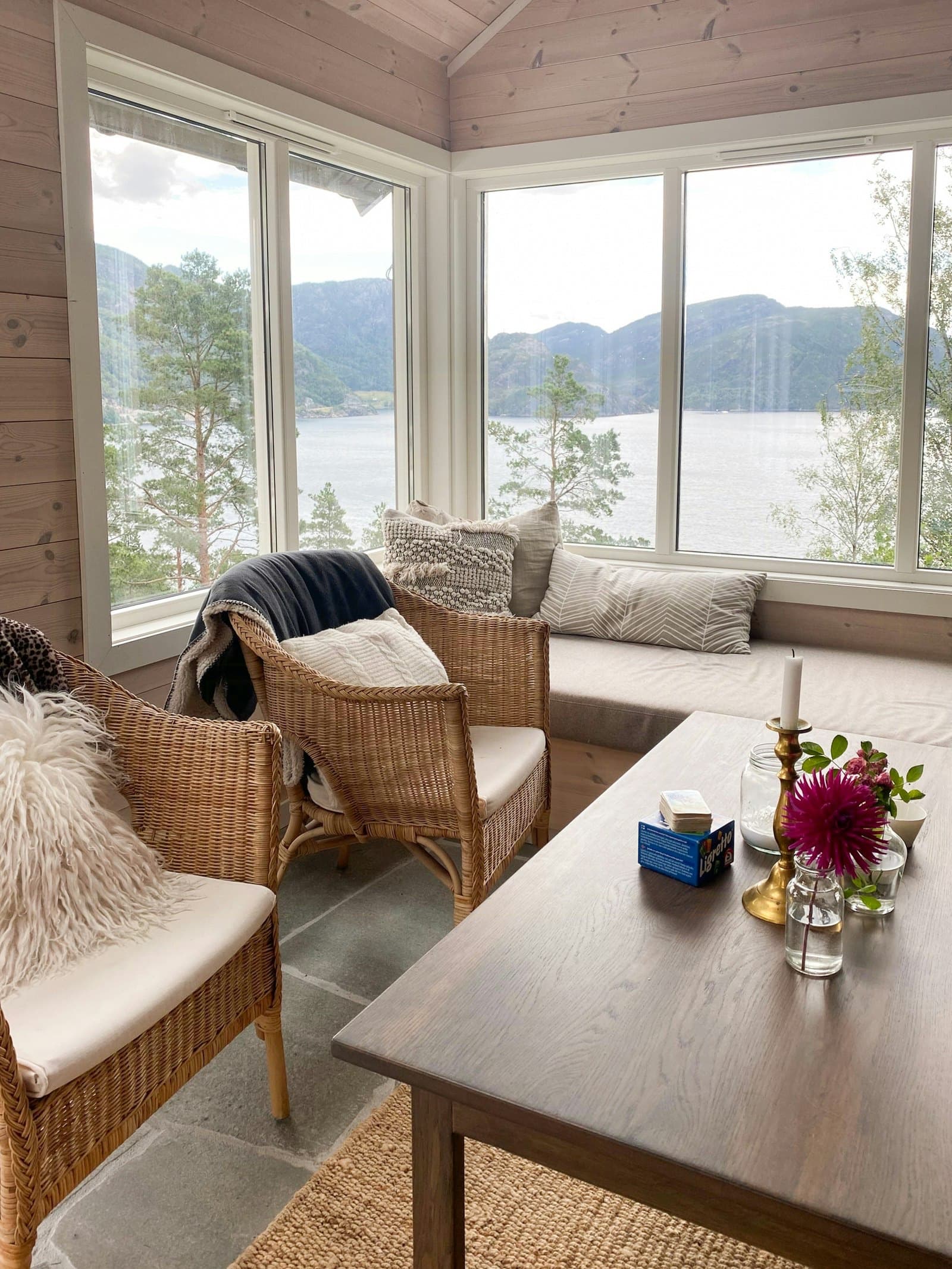 Familienhütte mit Blick auf Fjord, Berge und Wald