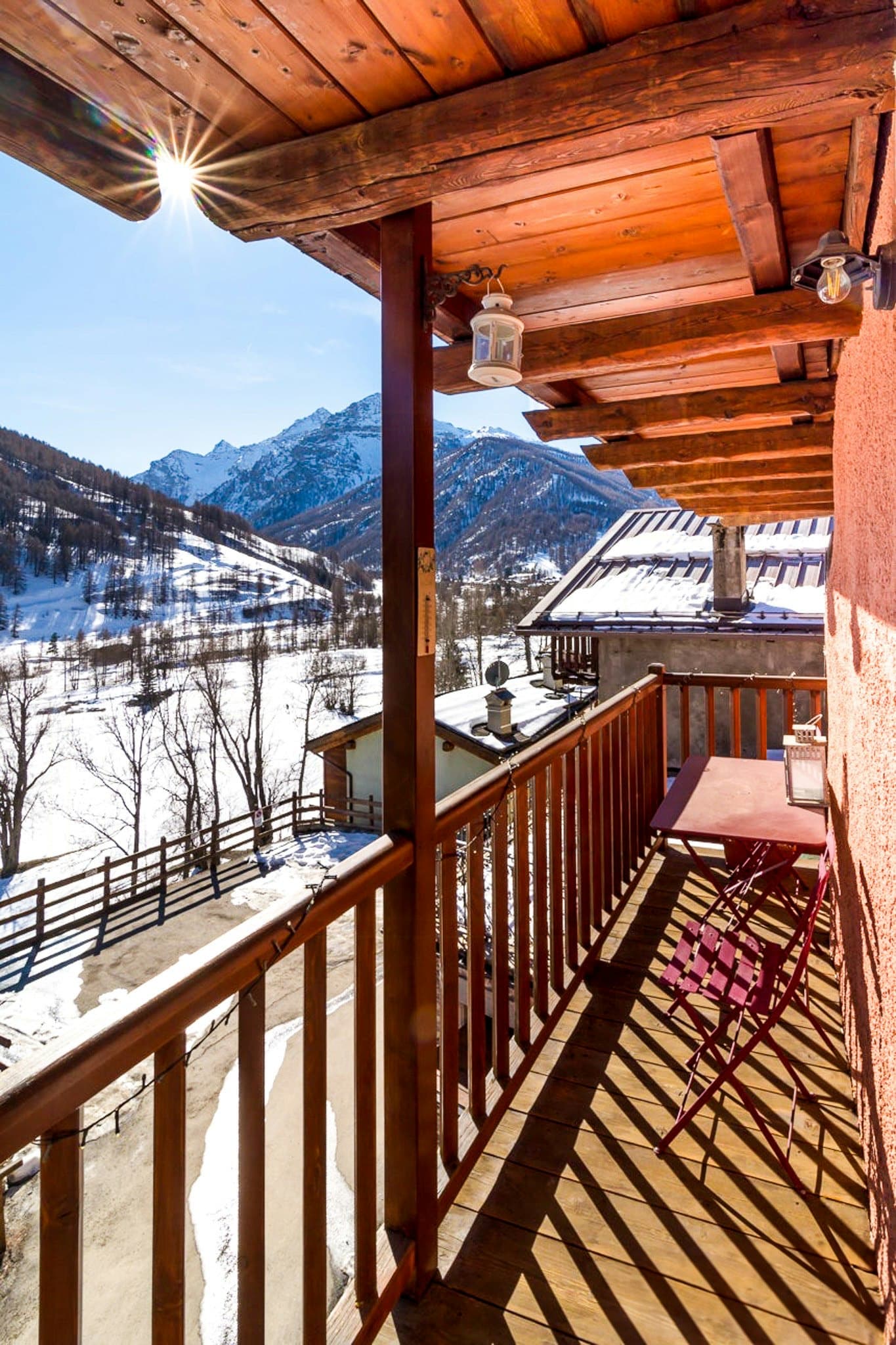 Steinhaus mit Blick auf die Alpen in Traverses